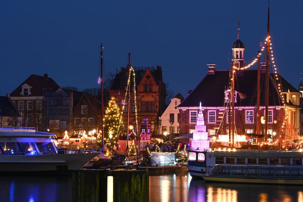 Ein gläserner Weihnachtsbaum auf einem Weihnachtsmarkt in Leer ist ein besonderer Hingucker. (Archivfoto)