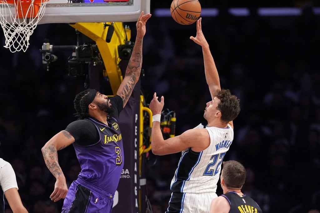 Franz Wagner (r) führte die Orlando Magic mit 37 Punkten zum Sieg bei den Los Angeles Lakers.