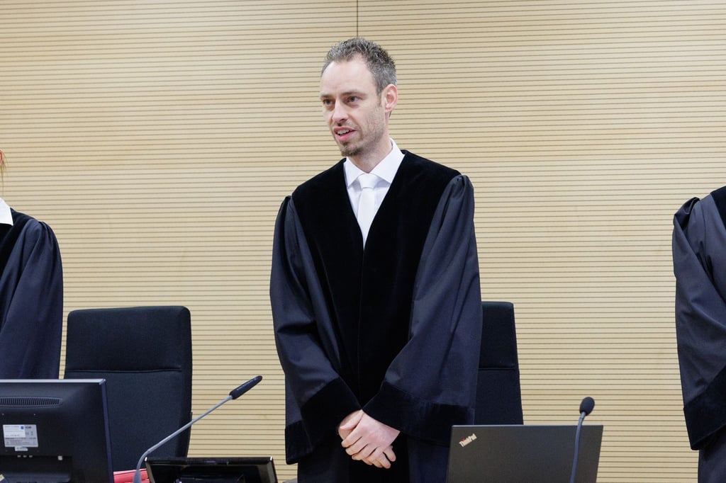 Vier junge Erwachsene sollen im vergangenen Mai eine 17-Jährige über Stunden gefesselt und schwer verletzt und anschließend in die Ems geworfen haben. Nun stehen sie unter anderem wegen versuchten Mordes vor Gericht.