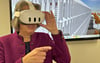 Innenministerin Tamara Zieschang (CDU) beim „Rundgang“ mit einer VR-Brille. Die Abkürzung steht für Virtual Reality. Der Betrachter kann so das digitale 3-D-Modell durchlaufen.  