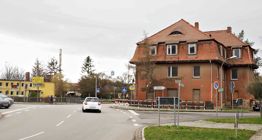 Diese Kreuzung soll zum Kreisverkehr ausgebaut werden. Um Platz dafür zu haben, muss dafür das Wohnhaus weichen.