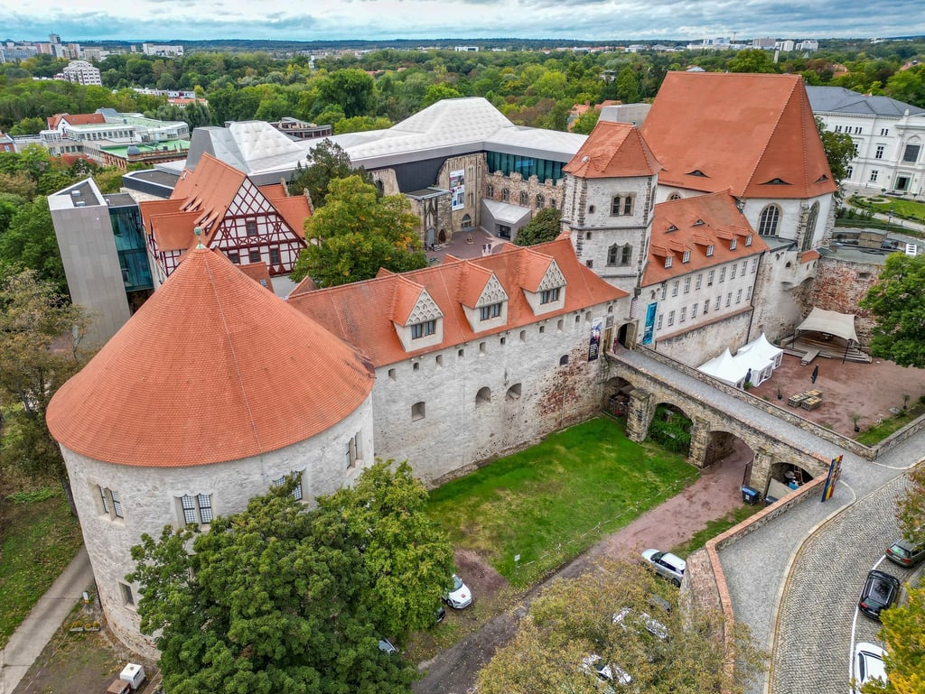 Die dezentrale Landesausstellung „Gerechtigkeyt 1525“ erweitert sich um eine Sonderschau in Halle. Im Kunstmuseum Moritzburg steht die Frührenaissance im Mittelpunkt.