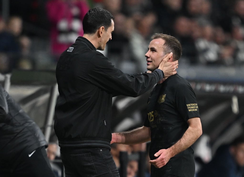 Frankfurts Trainer Dino Toppmöller (l) hat sich lobend über Mario Götze geäußert.