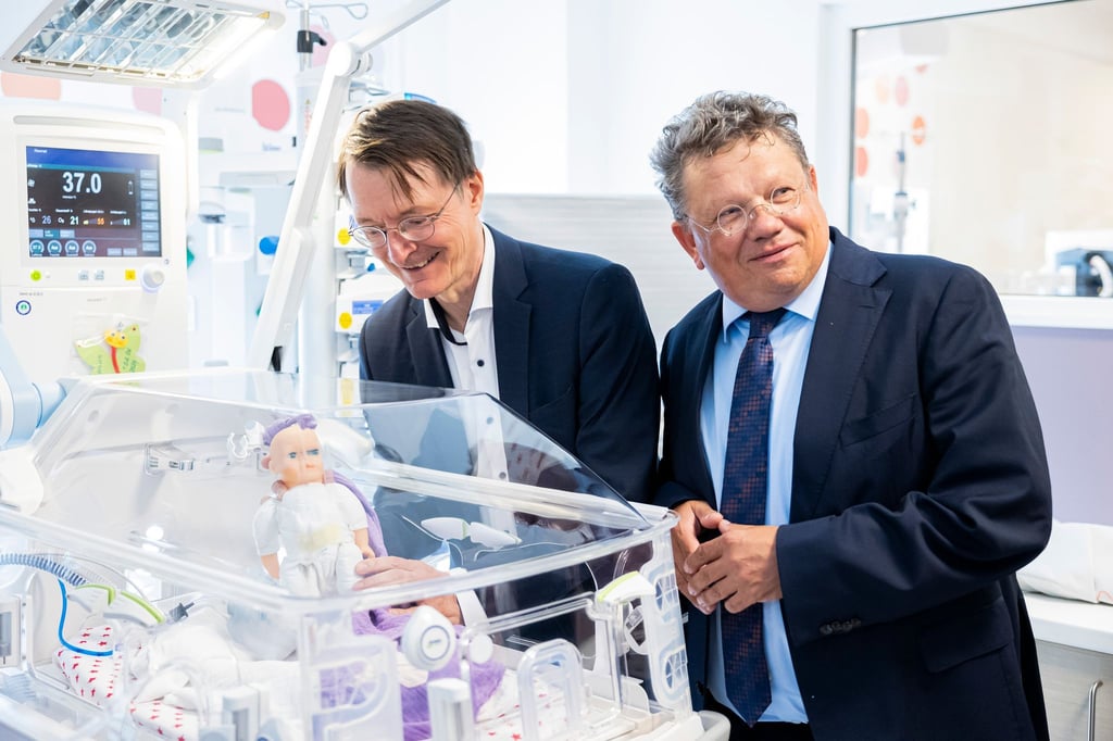 Niedersachsens Gesundheitsminister Philippi hat die Krankenhausreform von Bundesgesundheitsminister Lauterbach letzten Endes unterstützt. (Archivbild)