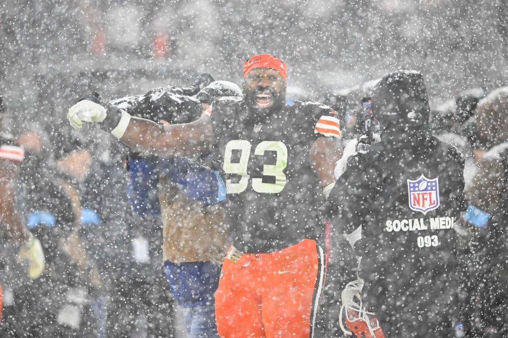Die Cleveland Browns jubelten nach dem Sieg gegen die Pittsburgh Steelers im Schnee.