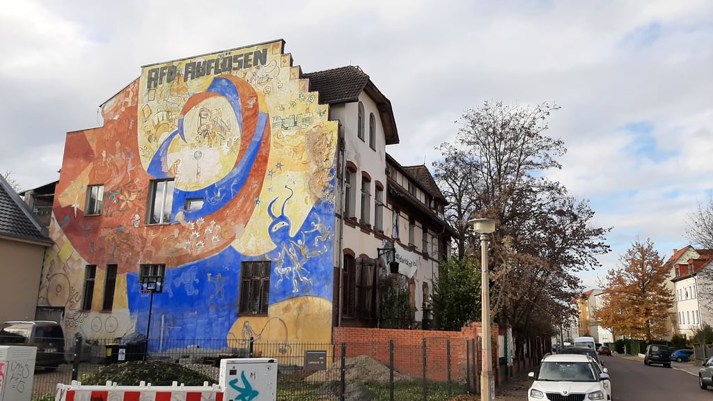 Eine Location, die sich politisch klar positioniert: "AfD auflösen" steht an der Fassade des VL in der Ludwigstraße in Halle.