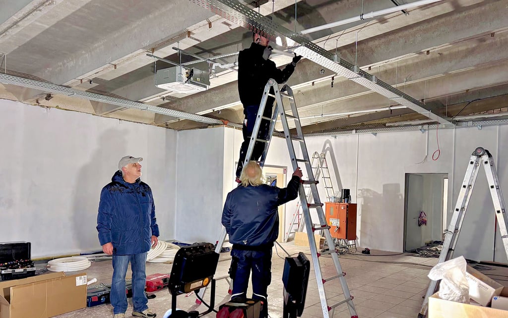 Im zukünftigen „Tante Enso“ in Roitzsch begutachtet Ortsbürgermeister Mario Willer (links) den Fortschritt der Handwerker.