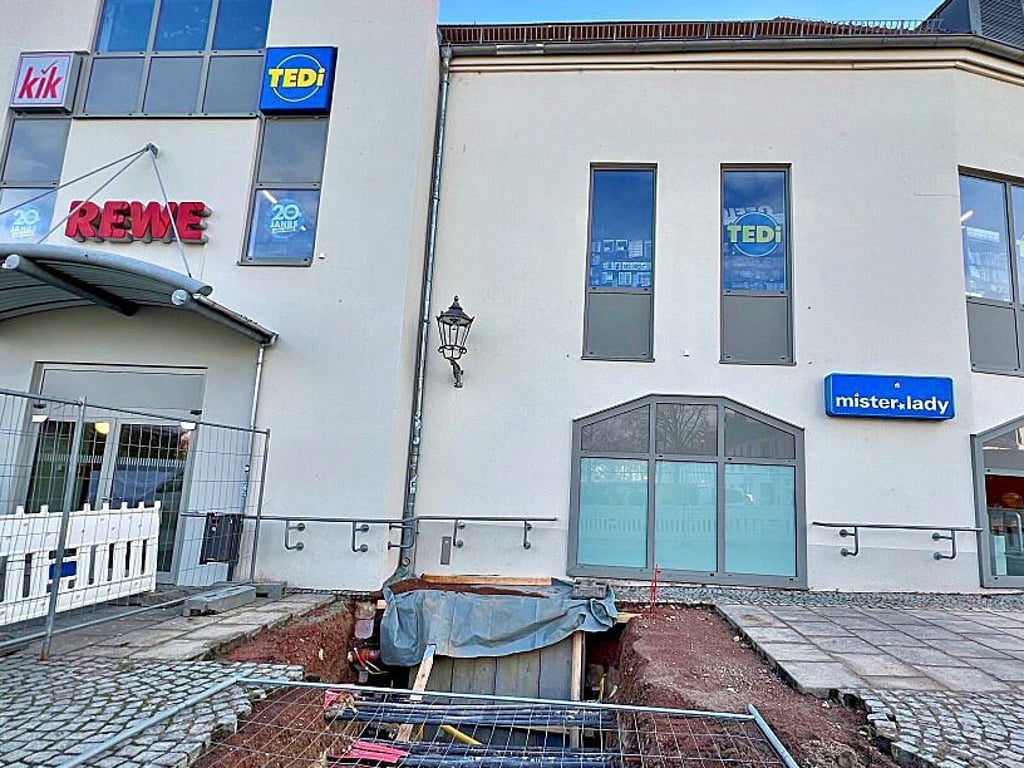 Das Loch auf dem Karlsplatz ist nun schon mehrere Meter tief. War ein Loch in der Dachrinne schuld daran?