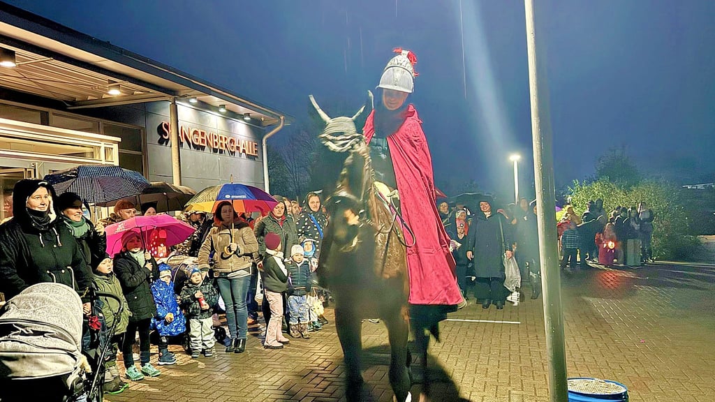 Reiterin Ellen Kahl mit ihrem Pferd Uri beim Martinsumzug in Mansfeld.