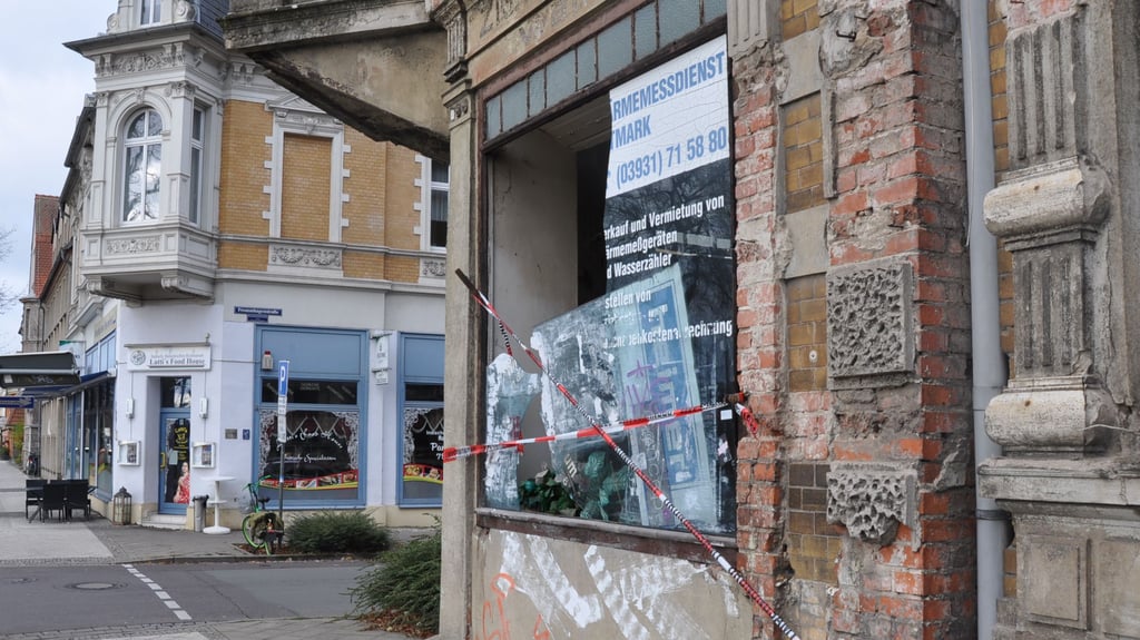 Am Eckhaus an der Bahnhofstraße in Stendal wurde ein Fenster von unbekannten Tätern eingeschlagen.