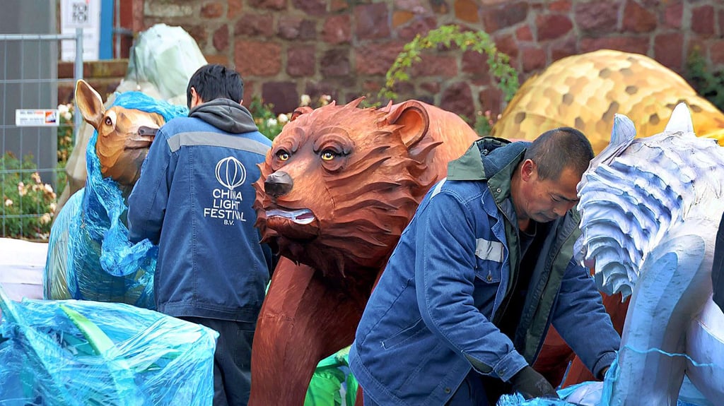 Die Aufbauarbeiten für die Magischen Lichterwelten im Bergzoo Halle laufen auf Hochtouren.