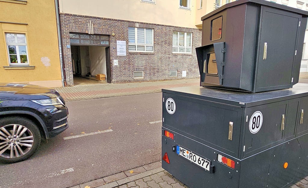 Das ist der neue Blitzer, der seit einigen Wochen testweise für die Stadt Merseburg im Einsatz ist.