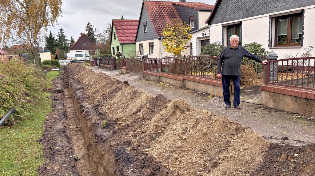 Gerhard Krämer steht vor seinem Haus in Steinfurth. Der plötzliche Graben schneidet seine und zwei weitere Einfahrten ab.