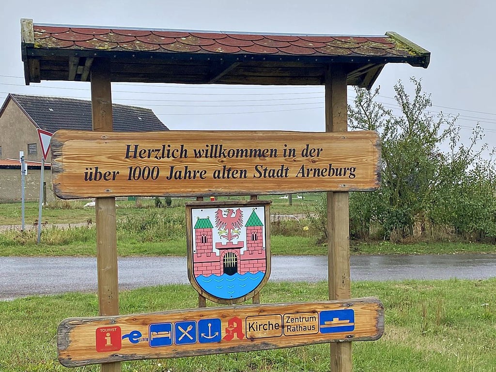 Ähnlich wie hier in Arneburg sollen die Besucher von Löderburg mit einem Ortsschild begrüßt werden, das auch auf aktuelle Termine hinweist.