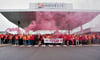 Die Beschäftigten protestieren vor dem Aluminiumwerk von Novelis in Nachterstedt (Salzlandkreis). 