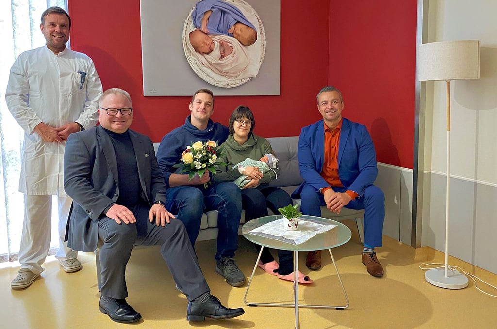 Landrat Andy Grabner (re.) kam als Gratulant in der Geburtenstation vorbei.