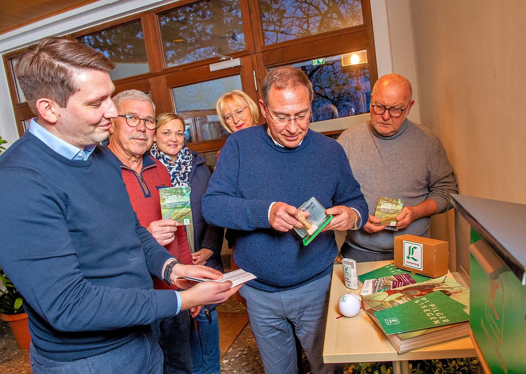 Einmal stempeln bitte: Das Evangelische Bildungshaus in Schönburg ist ab sofort eine Lutherweg-Pilgerstätte. Geschäftsführer Richard Lehmann (v.l.), Gemeindekirchenrat Udo Henschler, Carolin Titscher-Rehhahn, Landesbeauftragte Lutherweg-Gesellschaft, Hausleiterin Stefanie Bruckschlegel, Ekkehard Steinhäuser, Präsident der Lutherweg-Gesellschaft, sowie Vorstand Wolfgang Berzau mit den Materialien zum Lutherweg.