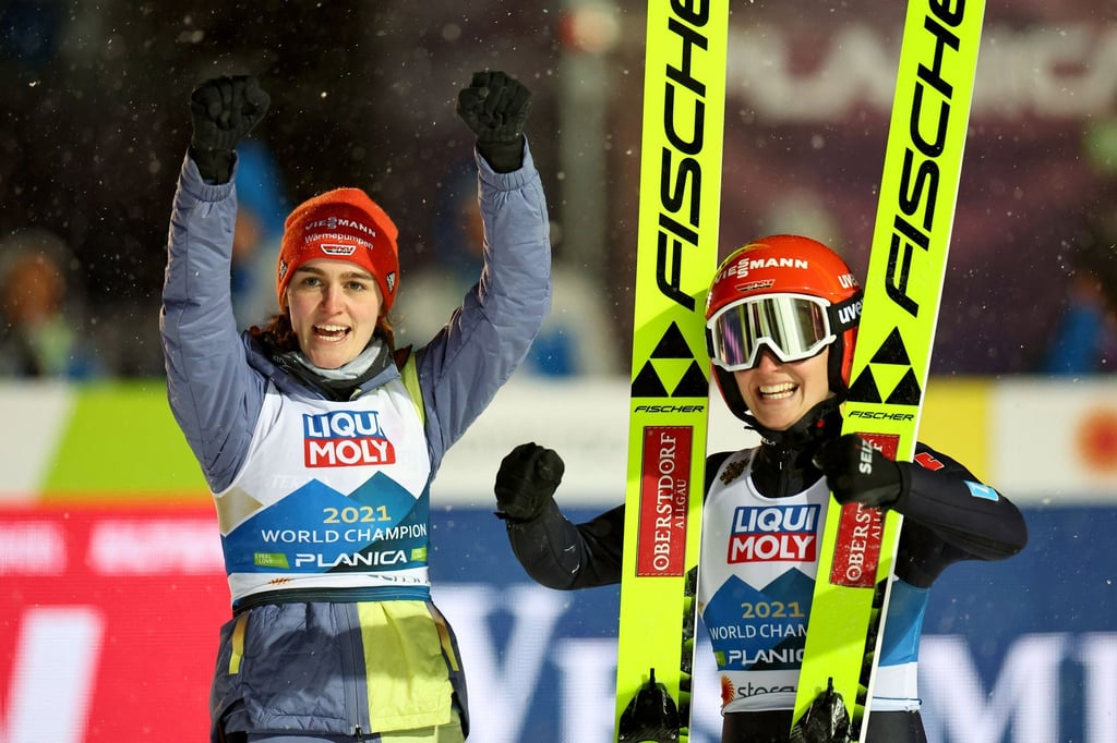 Selina Freitag (l.) und Katharina Schmid konnten auch in Lillehammer im Mixed-Wettbewerb jubeln.