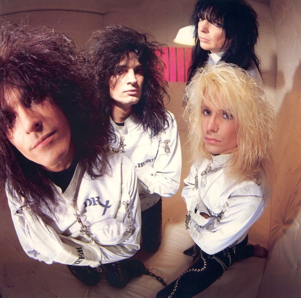 Vor 35 Jahren veröffentlichte die Hardrock-Band Mötley Crüe ihr erfolgreichstes Album: (l-r) Nikki Sixx, Tommy Lee, Vince Neil und Mick Mars (hinten).