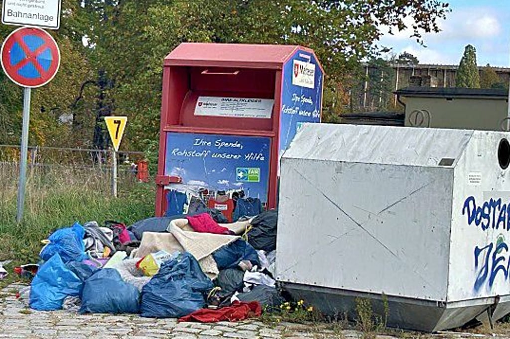 Eines der Probleme: ein überfüllter Kleidercontainer in Bad Kösens Gerstenbergkpromenade.