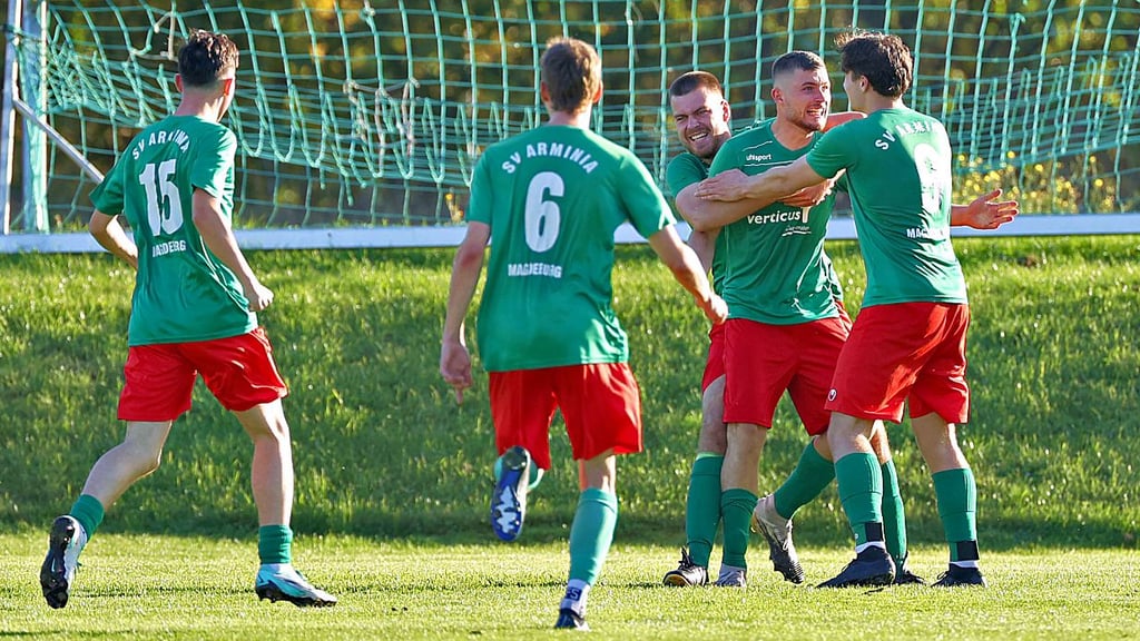 Paul Harald Wille und Oskar Tyll (r.) lagen sich auch bei Börde jubelnd in den Armen. Landen sie am Sonnabend den vierten Saisonsieg mit der Arminia?