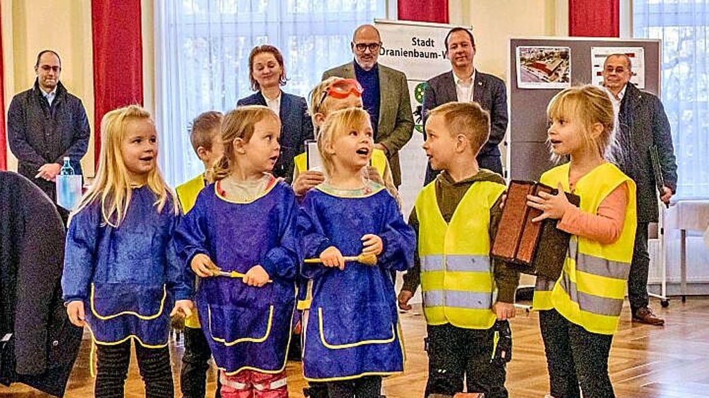 Mädchen und Jungen der Oranienbaumer Kita bereicherten die Grundsteinlegung für ihre neue Einrichtung mit einem musikalischen Programm.