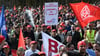 Beschäftigte protestierten schon im Frühjahr gegen die Sparpläne bei Bosch - nun hat der Betriebsrat erneut Widerstand angekündigt. (Archivbild)