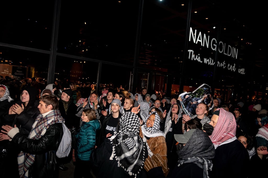 Bei der Eröffnung der Nan-Goldin-Retrospektive in Berlin gab es propalästinensische Proteste.