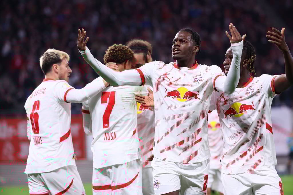 Castello Lukeba (2.v.r.) kehrt in die RB-Startelf gegen Hoffenheim zurück