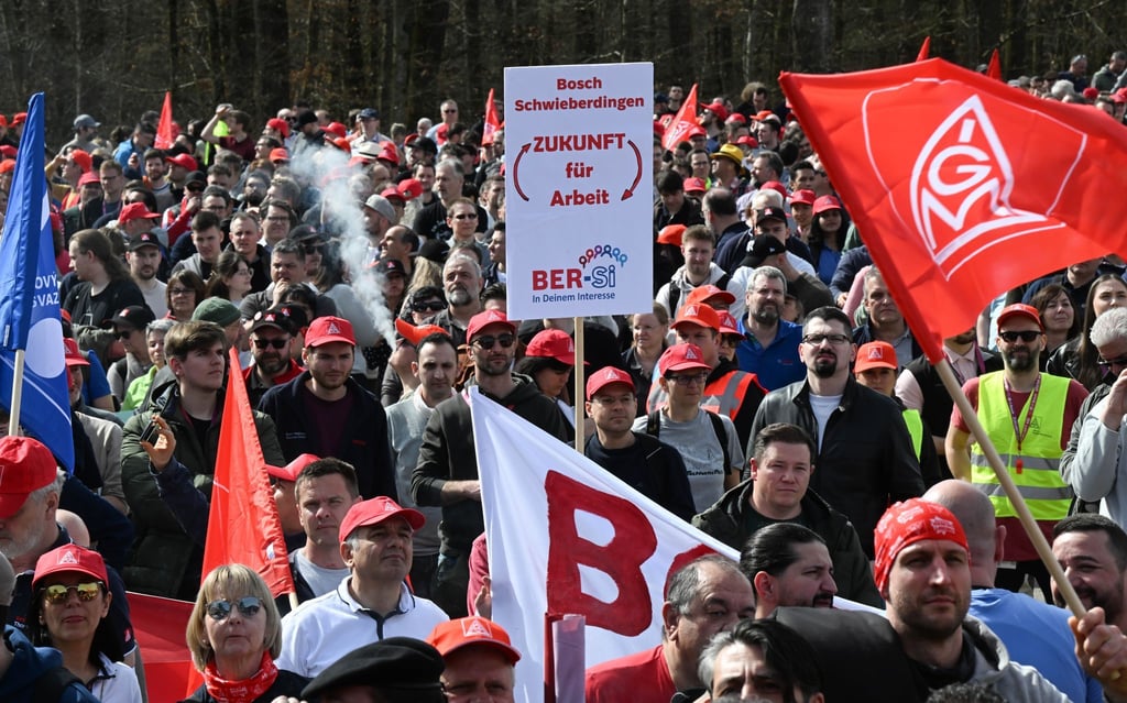 Beschäftigte protestierten schon im Frühjahr gegen die Sparpläne bei Bosch - nun hat der Betriebsrat erneut Widerstand angekündigt. (Archivbild)