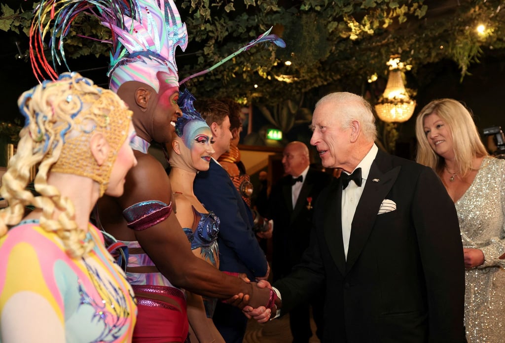Charles begrüßt Künstler bei seinem Besuch der Royal Variety Performance. Laut PA konnte sich der König ein Lächeln über den Witz eines Trump-Imitators nicht verkneifen.