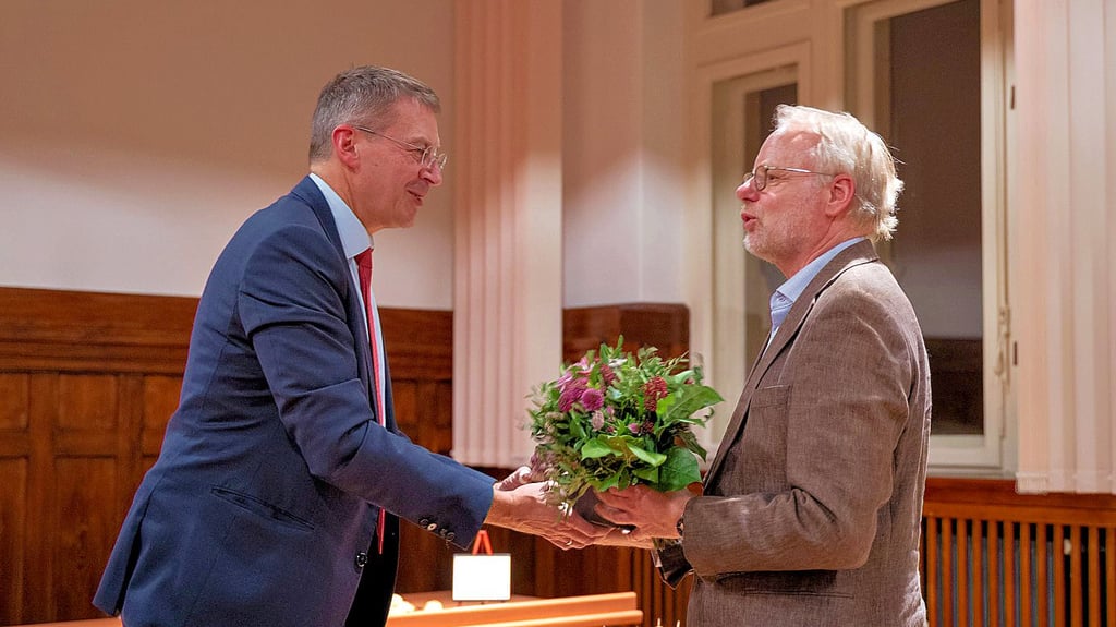 Christian Lisec (l.), Geschäftsführer der Rechtsanwaltskammer Sachsen-Anhalt, bedankt sich mit Blumen bei dem dienstältesten Richter Frank Alvermann für die Bereitstellung der Räumlichkeiten im Amtsgericht.