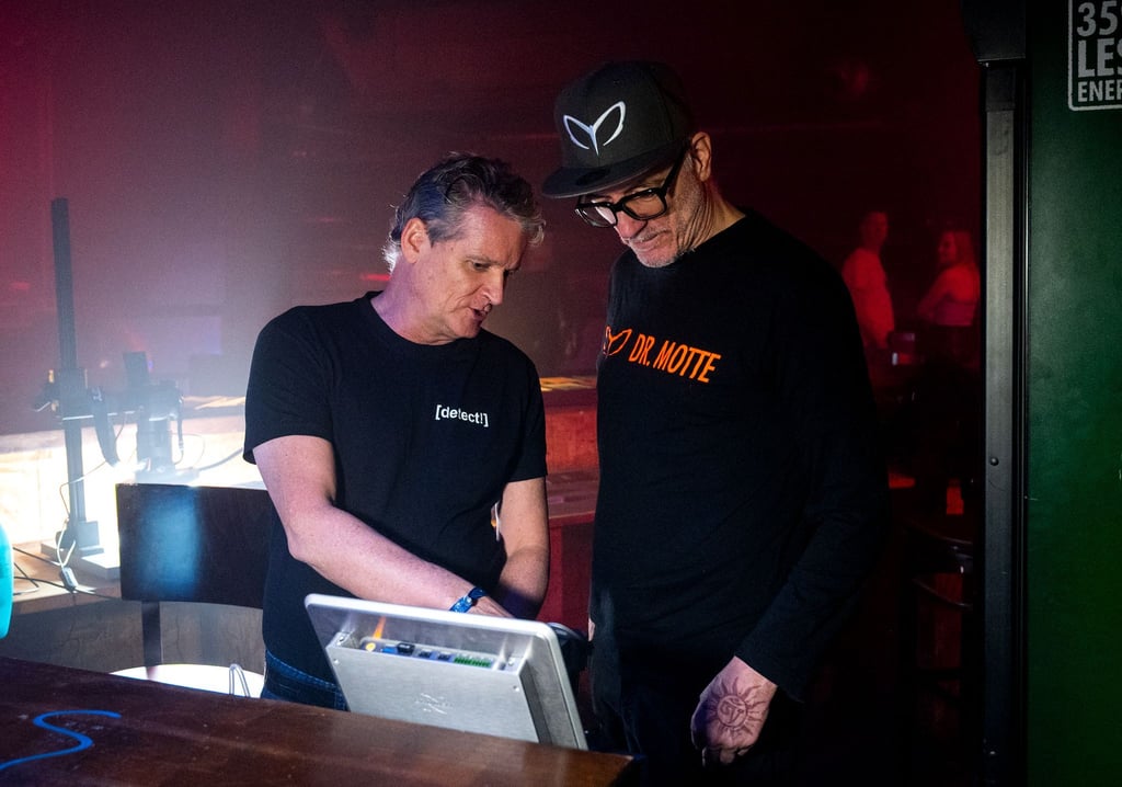 Suchtmediziner Gernot Rücker und Techno-DJ „Dr. Motte“ waren beim bundesweit ersten Drug-Checking dabei.