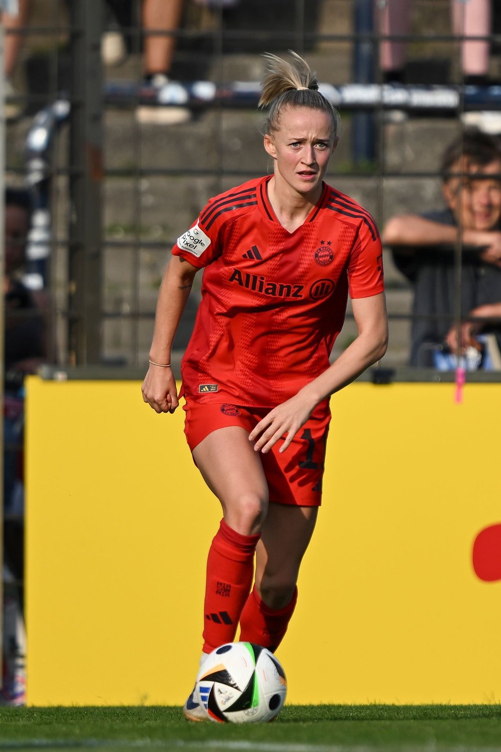 Stürmerin Lea Schüller trifft für die Münchnerinnen in Freiburg.