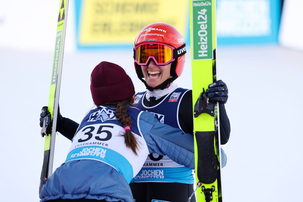 Katharina Schmid (r.) bejubelte in Lillehammer den 16. Weltcup-Sieg ihrer Karriere.
