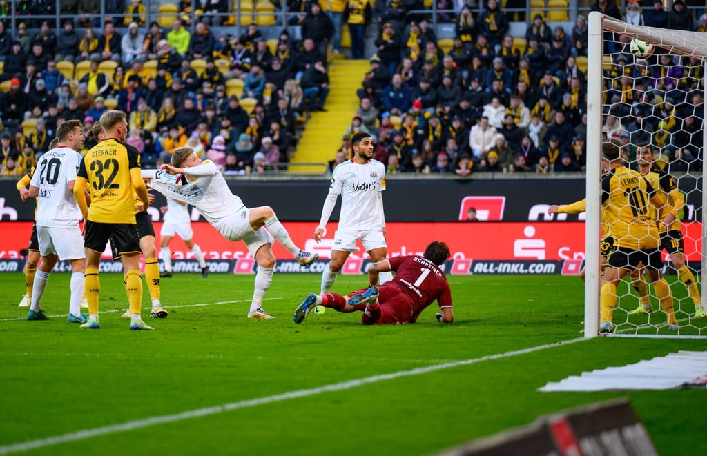 Dynamos Torwart Tim Schreiber (m) bewahrte seine Mannschaft vor vielen Gegentoren.