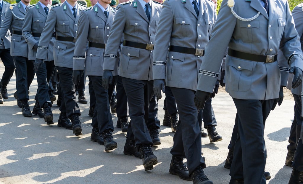 Die Uniformen der Bundeswehr sollen auf einen aktuelleren Stand gebracht werden. (Archivbild)