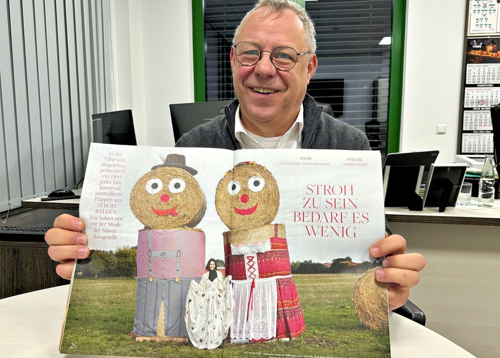 Michael Schönewolf präsentiert die Ausgabe des SZ-Magazins, welches die Strohpuppen deutschlandweit bekannt gemacht hat.