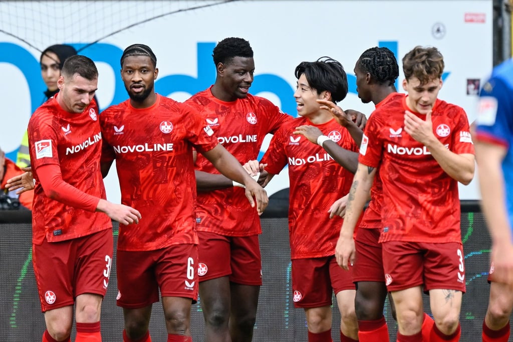 FCK und Torschütze Ragner Ache (Mitte) jubeln