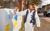 Andreas Czichy beseitigt seit Jahren in Naumburg Graffiti,  hier  an einem Strom-Kasten in der Freyburger Straße.