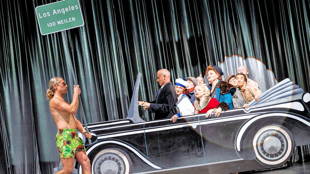 Unterwegs nach Los Angeles: Mama Rose (Brigitte Oelke) im Auto mit dem Kinder- und Jugendchor