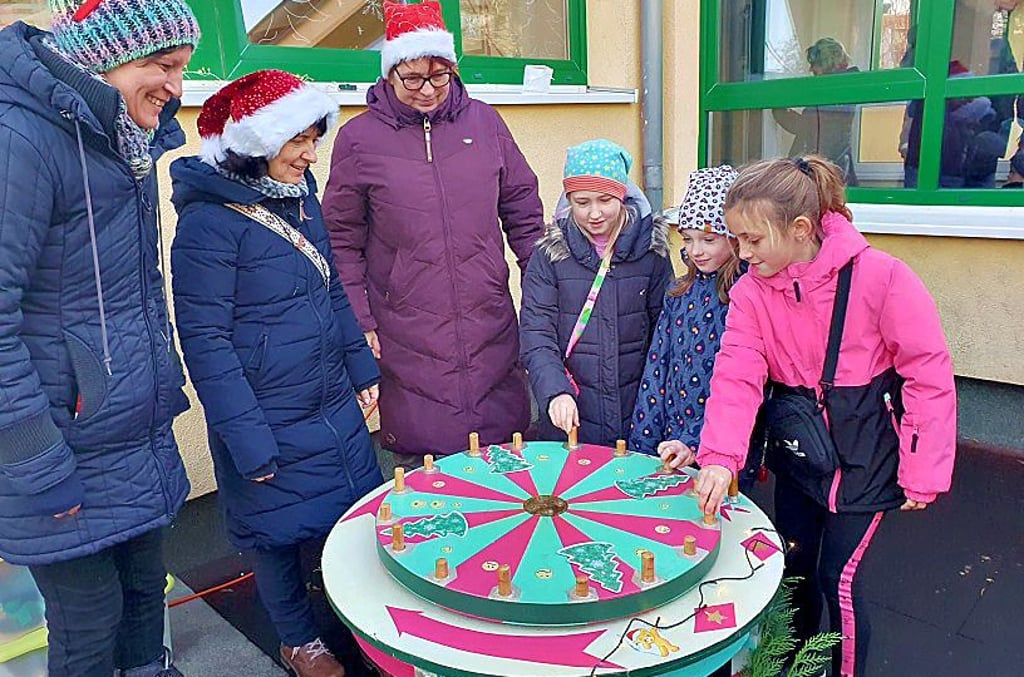 Die Gäste durften am weihnachtlichen Glücksrad drehen.