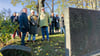 Die Besucher – unter ihnen auch Pfarrer  Lambrecht Kuhn (Vordergrund v.l.), seine Frau Berit Kuhn und Stadtrat Kai Mehliß – begutachten die ersten Steine des neuen Lapidariums auf dem Friedhof an der Parkstraße.