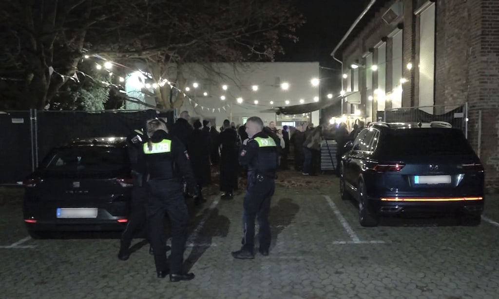 Die Polizei und Konzertbesucher stehen vor dem MusikZentrum.