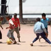 Nicht immer steht dem Fußball-verrückten Nachwuchs in Afrika, wie hier in Madagaskar, ein richtiger Fußball zum Kicken zur Verfügung.