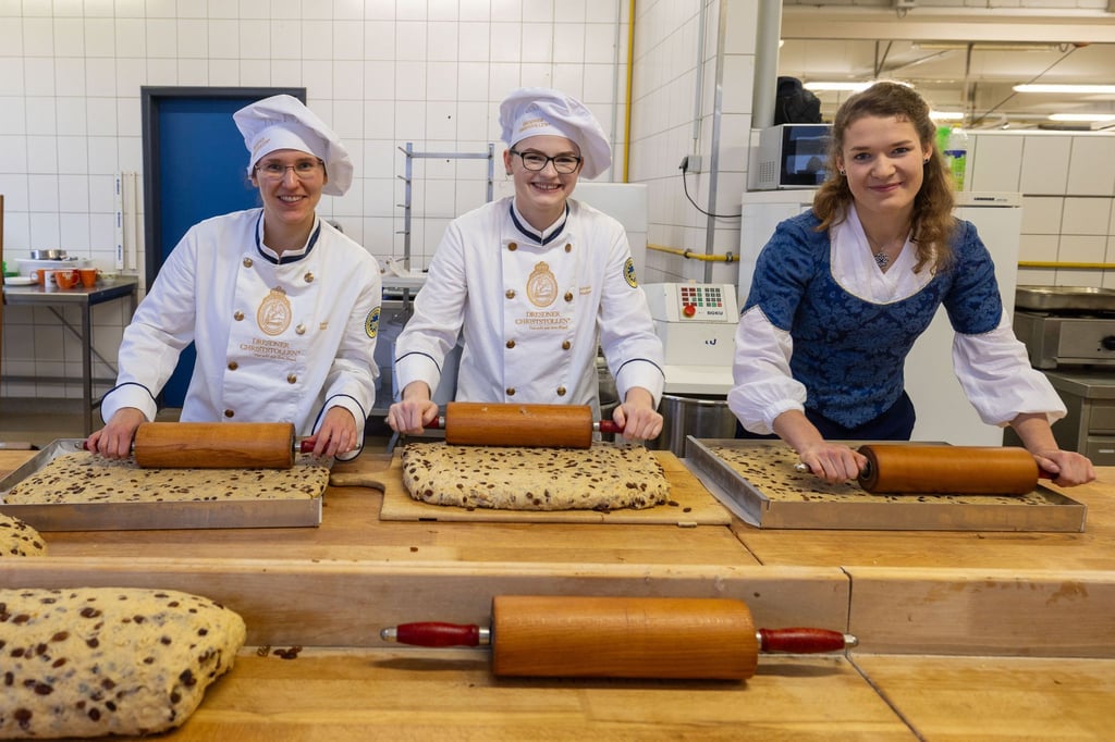 Dresdner Bäcker haben wieder Platten für den Riesenstriezel gebacken.