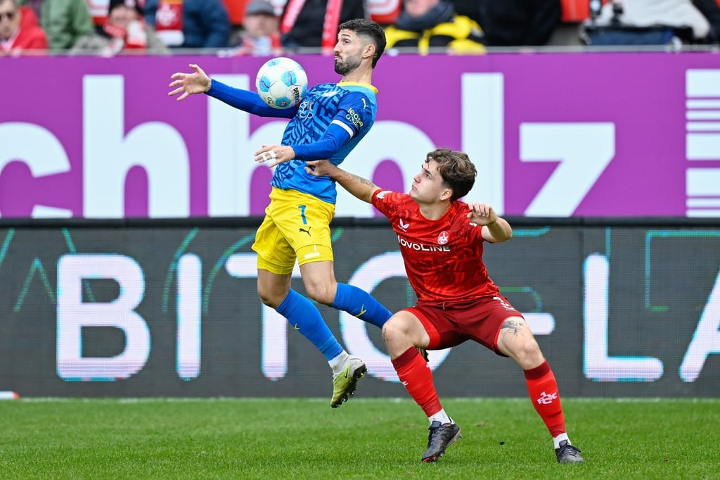 Braunschweigs Fabio Kaufmann (l) und Kaiserslauterns Florian Kleinhansl kämpfen um den Ball.