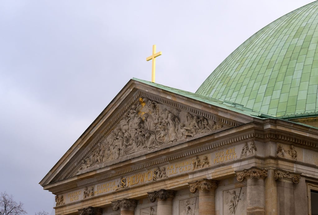 Die Sankt Hedwigs-Kathedrale ist die wichtigste Kirche im Erzbistum (Archivbild)