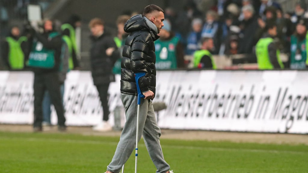 Emir Kuhinja an Krücken: Der Top-Torjäger der U23 fällt mit einem Kreuzbandriss lange aus.