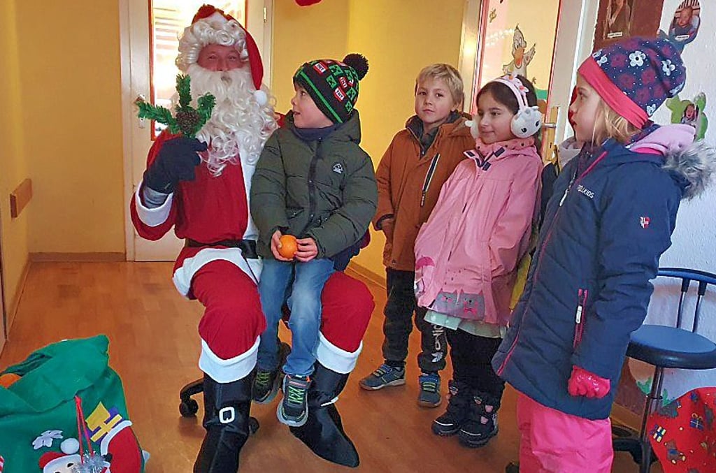 Auch der Weihnachtsmann nahm am Wichtelmarkt in der Kita "Zerbster Strolche" teil.